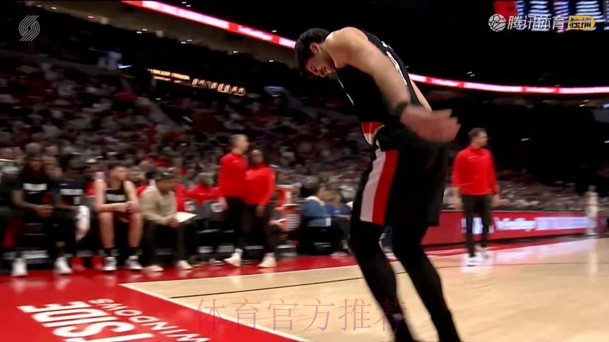 阿夫迪亚抢篮板落地后扶着后腰，随后直接走回更衣室