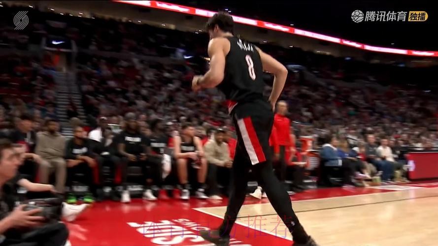阿夫迪亚抢篮板落地后扶着后腰，随后直接走回更衣室
